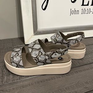 NWOT crocs platform sandals